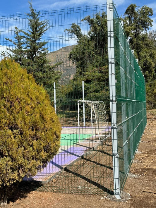 Reemplazo de cierre antiguo por malla Acmafor en multicancha – Curacaví