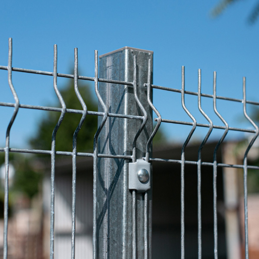 Portón doble con malla integrada en empresa logística – Lampa